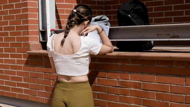 ep archivo   una alumna repasa antes de realizar un examen
