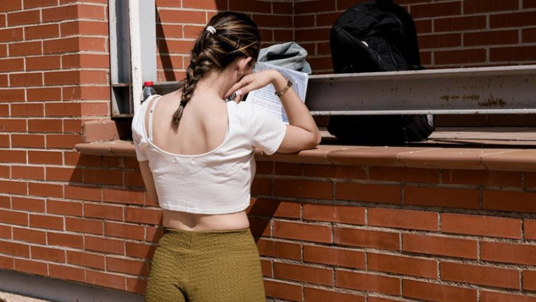 ep archivo   una alumna repasa antes de realizar un examen