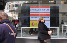 ep archivo   una mujer pasa por delante de una oficina de empleo