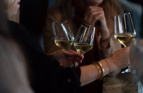 ep archivo   varias personas con copas de vino blanco