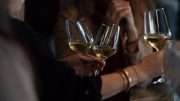 ep archivo   varias personas con copas de vino blanco