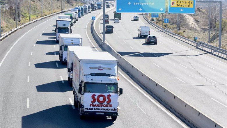 Archivo - Varios camiones en la carretera M-40, durante una marcha lenta por las principales vías de Madrid para protestar por los problemas que sufre el sector, a 14 de diciembre de 2021 | Cézaro De Luca - Europa Press - Archivo ep archivo varios camiones en la carretera m 40 durante una marcha lenta por las principales vias