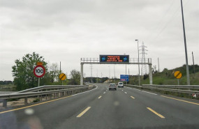 ep cartel luminoso en una carretera de madrid en el que se lee prohibido viajes no justificados