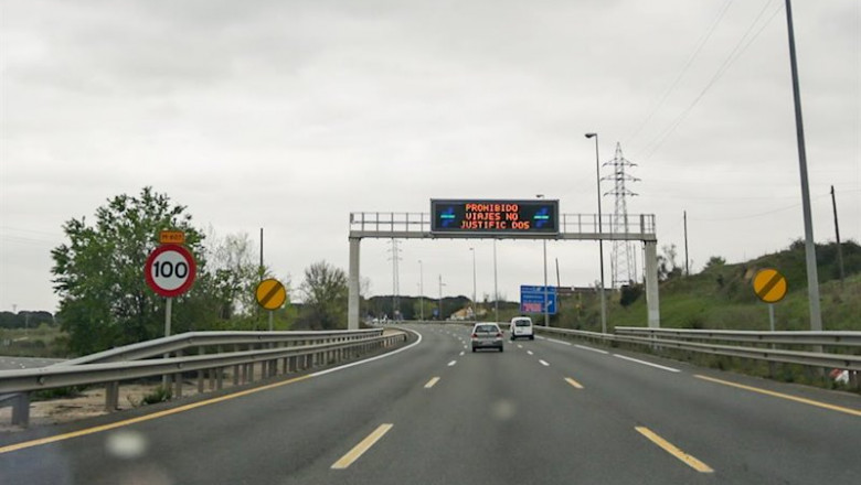 ep cartel luminoso en una carretera de madrid en el que se lee prohibido viajes no justificados