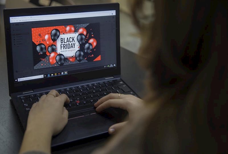 ep cartel publicitario del black friday en ventas online en sevilla a 26 de noviembre de 2019