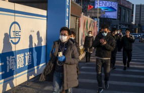 ep ciudadanos caminan con mascarillas por una calle de shanghai