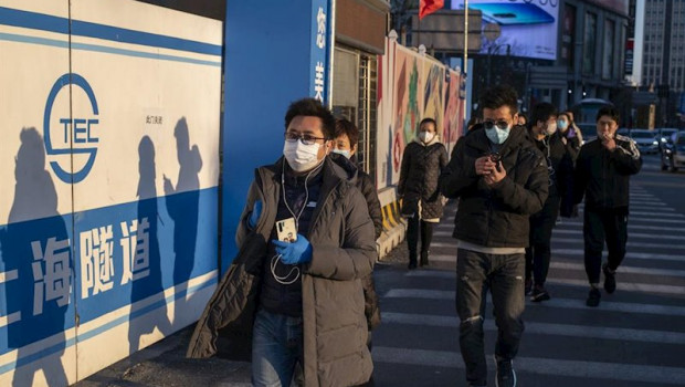 ep ciudadanos caminan con mascarillas por una calle de shanghai