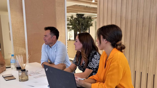 ep clientes siendo atendidos en la flagship de aedas homes en el centro de madrid
