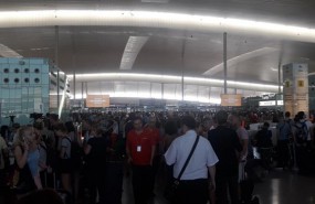 ep colaslos controlesseguridadaeropuertobarcelona-prat