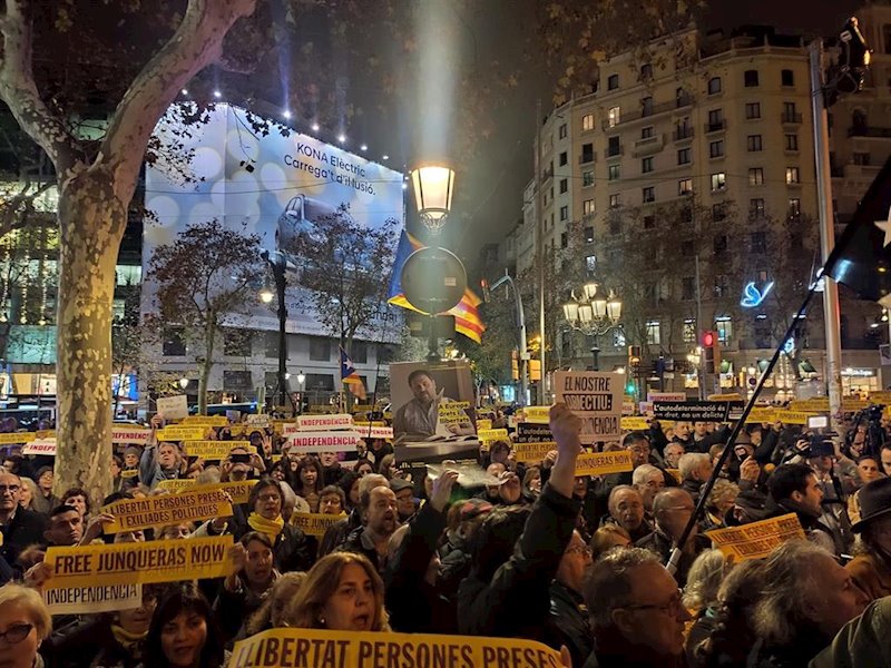 ep concentracion de la anc y mnium frente a la sede de la comision europea en barcelona