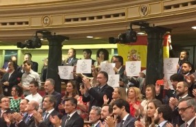 ep diputadospdecat muestran cartelesrey