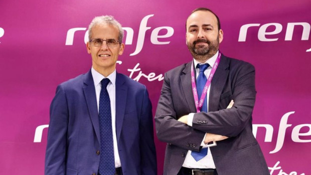 ep el director general de renfe viajeros rafael cortes y el secretario general de la femp luis