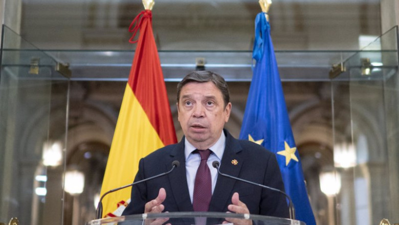 El ministro de Agricultura, Pesca y Alimentación, Luis Planas, ofrece declaraciones a los medios de comunicación tras mantener una reunión con el sector pesquero en el Ministerio de Agricultura, Pesca y Alimentación, | Alberto Ortega - Europa Press ep el ministro de agricultura pesca y alimentacion luis planas ofrece declaraciones a los medios de