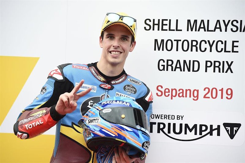 ep el piloto espanol de moto2 lex marquez estrella galicia 00 marc vds celebra su pole en sepang