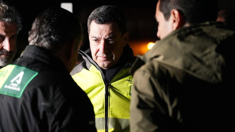 El presidente de la Junta de Andalucía atiende a los medios de comunicación tras visitar a los equipos emergencias en el Polideportivo de Adamuz , a 19 de enero de 2026 en Adamuz (Córdoba, España). El descarrilamiento de trenes en el término municipal cor | Francisco J. Olmo - Europa Press ep el presidente de la junta de andalucia atiende a los medios de comunicacion tras visitar a los
