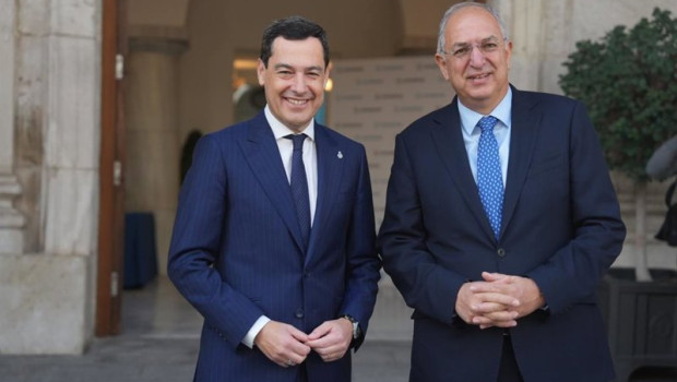 ep el presidente de la junta de andalucia juanma moreno junto al comisario de pesca y oceanos de la