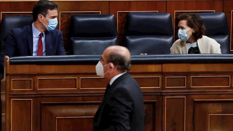 El presidente del Gobierno, Pedro Sánchez, y la vicepresidenta primera, Carmen Calvo, al inicio del debate este miércoles en el Congreso | Pool ep el presidente del gobierno pedro sanchez y la vicepresidenta primera carmen calvo al inicio del