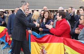 ep el rey felipe vi a la salida de sus actos saluda a varias personas que se encuentran en la calle