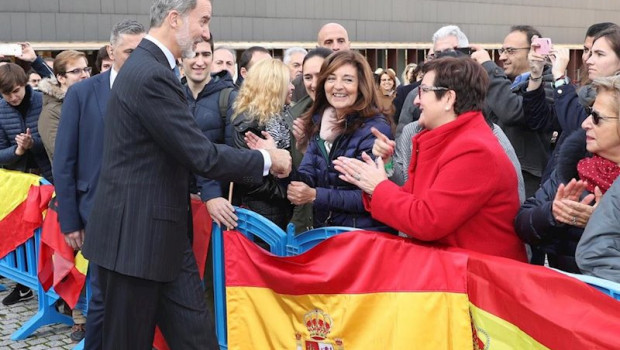ep el rey felipe vi a la salida de sus actos saluda a varias personas que se encuentran en la calle