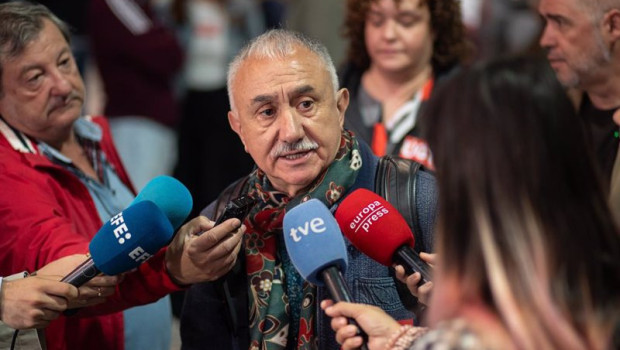 ep el secretario general de ugt pepe alvarez atiende a los medios de comunicacion durante el reparto ep el secretario general de ugt pepe alvarez atiende a los medios de comunicacion durante el reparto