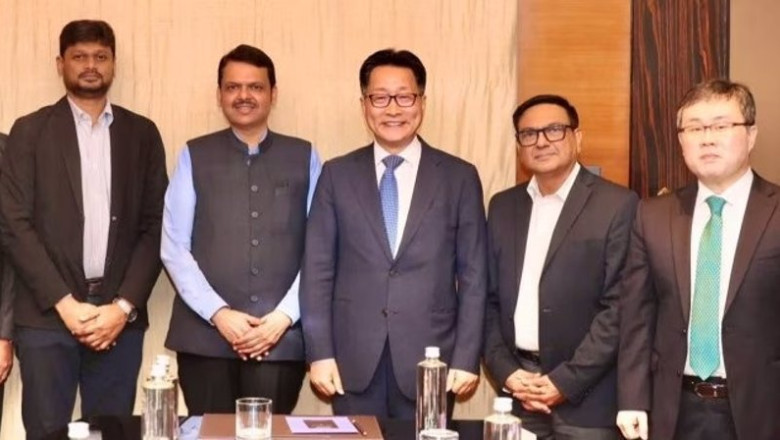 El viceministro del estado indio de Maharashtra, Devendra Fadnavis, con representantes de Hyundai Motor India en Mumbai el domingo. | HYUNDAI ep el viceministro del estado indio de maharashtra devendra fadnavis con representantes de hyundai