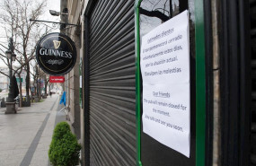 ep entrada de un bar con un cartel en la entrada en la que se avisa de su cierre temporal durante el