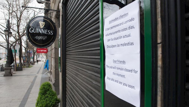 ep entrada de un bar con un cartel en la entrada en la que se avisa de su cierre temporal durante el