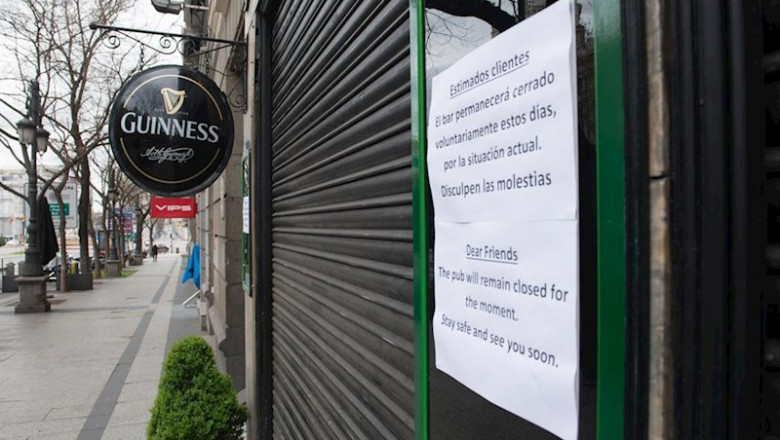 Entrada de un bar con un cartel en la entrada en la que se avisa de su cierre temporal, durante el estado de alarma decretado por el coronavirus, en Madrid (España), a 16 de marzo de 2020. | Joaquin Corchero / Europa Press ep entrada de un bar con un cartel en la entrada en la que se avisa de su cierre temporal durante el