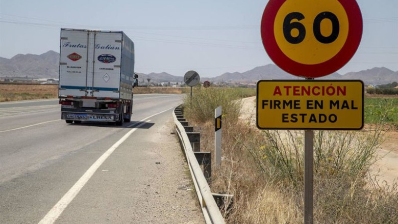 ep imagen de una carretera en mal estado en espana