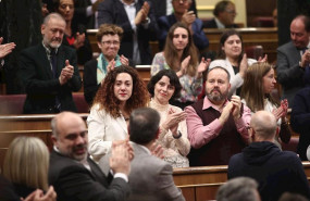 ep la diputada de unidas podemos aina vidal con chaqueta blanca se emociona al recibir el aplauso de