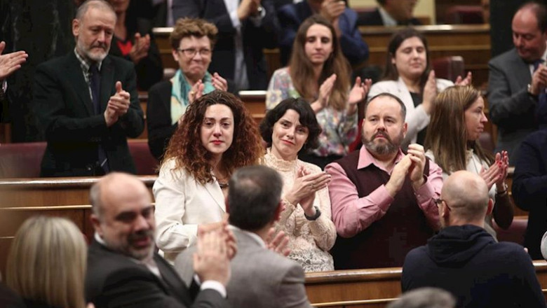 ep la diputada de unidas podemos aina vidal con chaqueta blanca se emociona al recibir el aplauso de