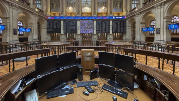 ep ordenadores en el interior del palacio de la bolsa de madrid espana a 22 de septiembre de 2020