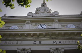 ep parte superior de la fachada del edificio de la bolsa de madrid en madrid espana a 1 de junio de