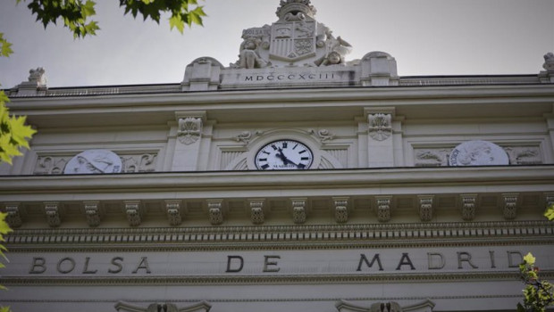ep parte superior de la fachada del edificio de la bolsa de madrid en madrid espana a 1 de junio de