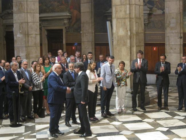 El pte.C.Puigdemont saluda a J.Baiget tras su cese | EUROPA PRESS ep ptecpuigdemont saludajbaigetsu cese