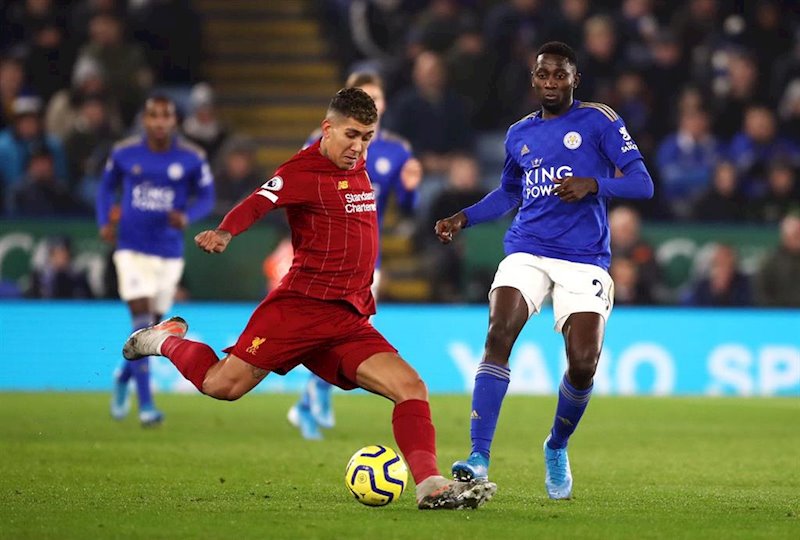ep roberto firmino en un partido con el liverpool fc