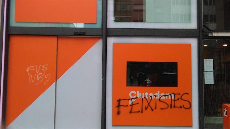 ep sede de cs con una pintada con la palabra feixistes