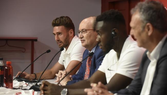 Sergi Gómez en su presentación con el Sevilla | SEVILLA FC ep sergi gomezsu presentacionsevilla