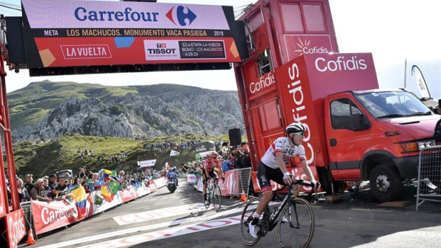 ep tadej pogacar en la 13 etapa de la vuelta 2019