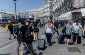 ep turistas con maletas a 1 de julio de 2025 en madrid espana
