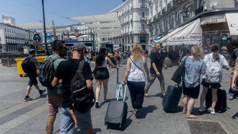 ep turistas con maletas a 1 de julio de 2025 en madrid espana