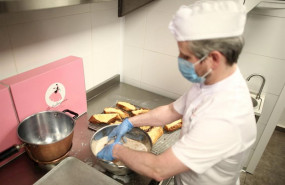 ep un cocinero prepara unas torrijas en una de las tiendas de la mallorquina ubicada en la calle