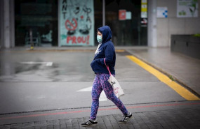 ep una mujer pasa por las inmediaciones de la estacion de barcelona sants durante el dia en el que ep una mujer pasa por las inmediaciones de la estacion de barcelona sants durante el dia en el que