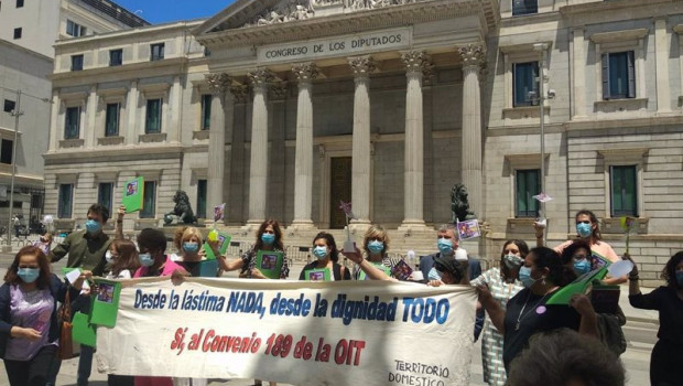 ep una representacion de las trabajadoras de hogar y cuidados a las puertas del congreso de los
