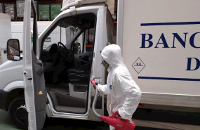 ep uno de los operarios durante el proceso de desinfeccion del banco de alimentos de valladolid