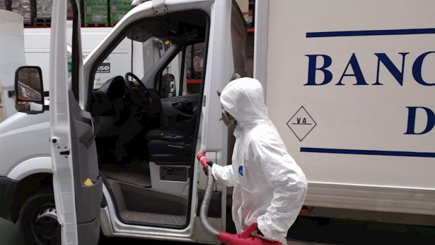 ep uno de los operarios durante el proceso de desinfeccion del banco de alimentos de valladolid