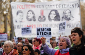 ep varias personas durante una manifestacion por la vivienda desde atocha a 5 de abril de 2025 en