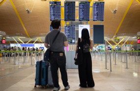 ep varias personas miran las pantallas informativas en la t4 del aeropuerto adolfo suarez