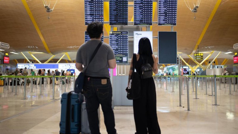 ep varias personas miran las pantallas informativas en la t4 del aeropuerto adolfo suarez