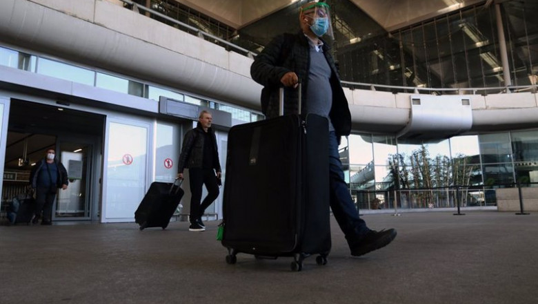 ep varios turistas de diferentes paises a su llegada al aeropuerto de malaga ep varios turistas de diferentes paises a su llegada al aeropuerto de malaga